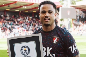 英超点球戴帽!小克鲁伊维特获吉尼斯世界纪录证书 英超点球戴帽!小克鲁伊维特获吉尼斯世界纪录证书