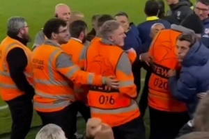 欧足联发言人:将调查马竞工作人员吐口水,利物浦需提供事件录像 欧足联发言人:将调查马竞工作人员吐口水,利物浦需提供事件录像