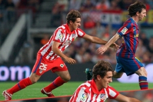 西甲官方晒青涩科克跟防梅西照：16年前的今天，科克完成西甲首秀