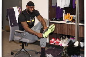 詹姆斯谈迷信:每场赛前我都会把球衣摆在地上 感觉不对就换球鞋 詹姆斯谈迷信:每场赛前我都会把球衣摆在地上 感觉不对就换球鞋