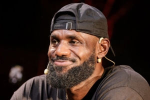 詹姆斯:我从高中起成名已久 没法带女儿去游乐园 但我仍享受生活 詹姆斯:我从高中起成名已久 没法带女儿去游乐园 但我仍享受生活