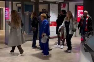 老熟人!博努奇与阿涅利在阿贾克斯主场相遇并寒暄 老熟人!博努奇与阿涅利在阿贾克斯主场相遇并寒暄