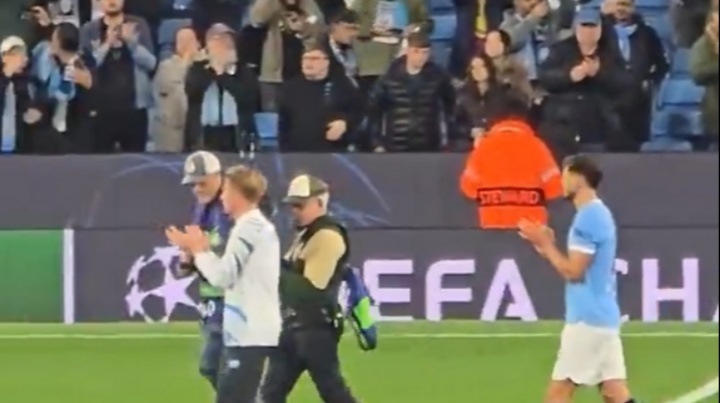 伊蒂哈德国王回来了!德布劳内赛后绕场,向曼城球迷鼓掌致意👋 伊蒂哈德国王回来了!德布劳内赛后绕场,向曼城球迷鼓掌致意👋