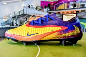 曼晚:哈兰德巨型球鞋亮相足球博物馆,长达6米打破世界纪录 曼晚:哈兰德巨型球鞋亮相足球博物馆,长达6米打破世界纪录