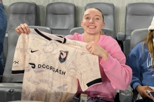 已经是大人物了!佩奇-布克斯洛杉矶观看女足联赛获赠球衣! 已经是大人物了!佩奇-布克斯洛杉矶观看女足联赛获赠球衣!