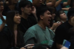 克罗斯接董健助攻完成双手暴扣引爆全场!观众尖叫欢呼海啸般袭来 克罗斯接董健助攻完成双手暴扣引爆全场!观众尖叫欢呼海啸般袭来