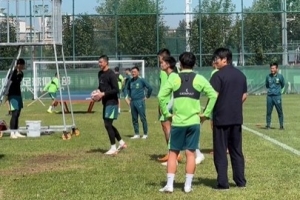 京媒:焦点战迎战海港,国安总经理李明现身训练场亲自督战 京媒:焦点战迎战海港,国安总经理李明现身训练场亲自督战