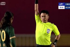 浙江9人应战!李提香不满判罚贴脸抗议马宁,连吃两黄被罚下 浙江9人应战!李提香不满判罚贴脸抗议马宁,连吃两黄被罚下