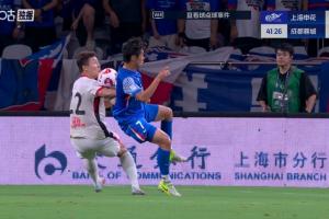 申花球员投诉李扬禁区手球,VAR介入审查,没有判给申花点球 申花球员投诉李扬禁区手球,VAR介入审查,没有判给申花点球