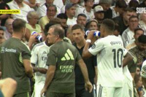 闹脾气!维尼修斯不满被换下喋喋不休,扔下水瓶直接回更衣室 闹脾气!维尼修斯不满被换下喋喋不休,扔下水瓶直接回更衣室