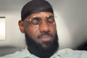 詹姆斯晒车内听歌自拍并引用歌词:拿走钞票 管好我自己的事 詹姆斯晒车内听歌自拍并引用歌词:拿走钞票 管好我自己的事