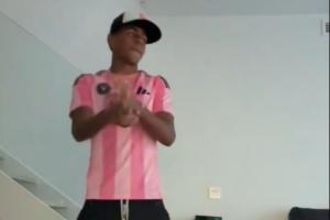 👀致敬?亚马尔社媒晒视频跳尬舞,身穿梅西的迈阿密国际球衣 👀致敬?亚马尔社媒晒视频跳尬舞,身穿梅西的迈阿密国际球衣