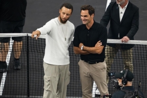 勇士官方晒库里与费德勒合影:黑色球场上的两位传奇🐐 勇士官方晒库里与费德勒合影:黑色球场上的两位传奇🐐