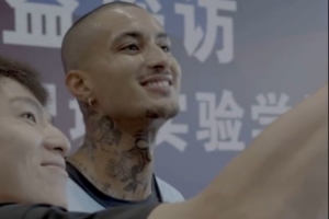 库兹马:最美好的时刻是和孩子们在球场上 他们的笑容说明了一切 库兹马:最美好的时刻是和孩子们在球场上 他们的笑容说明了一切