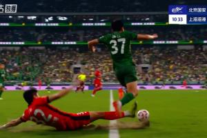 飞沙走石!李帅凶狠下地铲球,曹永竞边路连续过人后被放倒 飞沙走石!李帅凶狠下地铲球,曹永竞边路连续过人后被放倒