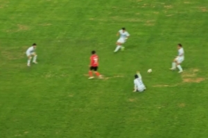 “蒙超”通辽队39号球员连续解围失误,送对手1V5破门 “蒙超”通辽队39号球员连续解围失误,送对手1V5破门