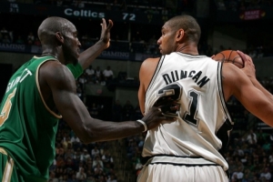 在内线遇过最难防的球员是谁?扎克-兰多夫:KG和邓肯 在内线遇过最难防的球员是谁?扎克-兰多夫:KG和邓肯