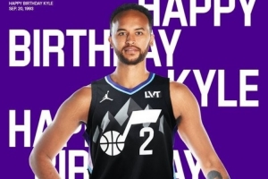 看着不太习惯!爵士官推晒李凯尔穿2号球衣图片祝他32岁生日快乐 看着不太习惯!爵士官推晒李凯尔穿2号球衣图片祝他32岁生日快乐