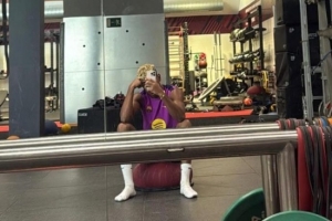 世体：亚马尔晒在健身房恢复的照片，为对阵巴黎的比赛做准备