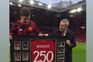 马奎尔领取曼联250场纪念球衣,B费社媒祝贺:重大成就🙌 马奎尔领取曼联250场纪念球衣,B费社媒祝贺:重大成就🙌