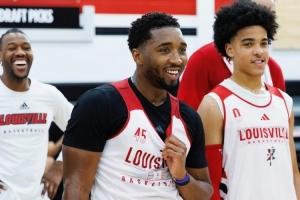 熟悉的球馆!米切尔重返母校路易斯维尔大学与校队学弟们合练 熟悉的球馆!米切尔重返母校路易斯维尔大学与校队学弟们合练