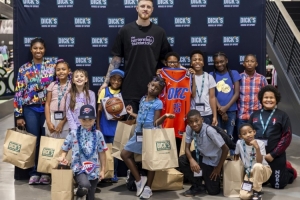 哈腾为小球迷送温暖!每人300元购物卡+签名合影留念 哈腾为小球迷送温暖!每人300元购物卡+签名合影留念