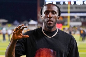 普林斯回母校贝勒大学参加活动 穿着一件印有科比照片的T恤 普林斯回母校贝勒大学参加活动 穿着一件印有科比照片的T恤