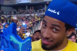 忠实摔迷!哈利伯顿和蒂格现场观战WWE“摔角狂欢”赛事 忠实摔迷!哈利伯顿和蒂格现场观战WWE“摔角狂欢”赛事