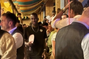 图片报:周日晚孔帕尼和多名球员私下参加啤酒节,杰克逊身穿常服 图片报:周日晚孔帕尼和多名球员私下参加啤酒节,杰克逊身穿常服