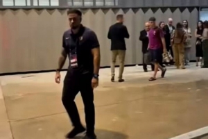 希望无碍!费尔明离开球场时仍一瘸一拐 希望无碍!费尔明离开球场时仍一瘸一拐