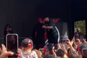 杨瀚森与利拉德拥抱!开拓者举办活动 欢迎35岁利指导回家 杨瀚森与利拉德拥抱!开拓者举办活动 欢迎35岁利指导回家