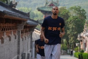 支线任务结束!马刺晒组图回顾文班夏天之旅:封面为少林寺之行 支线任务结束!马刺晒组图回顾文班夏天之旅:封面为少林寺之行