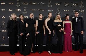 好像有点拘谨😂约克雷斯与一众阿森纳女将在金球红毯上合影 好像有点拘谨😂约克雷斯与一众阿森纳女将在金球红毯上合影