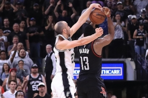 杨毅:马努在马刺打第6人是解决攻坚难题 巅峰邓肯当时仅次于鲨鱼 杨毅:马努在马刺打第6人是解决攻坚难题 巅峰邓肯当时仅次于鲨鱼