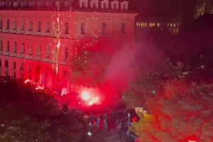 今个真高兴!巴黎球迷燃放烟花庆祝登贝莱斩获金球奖 今个真高兴!巴黎球迷燃放烟花庆祝登贝莱斩获金球奖