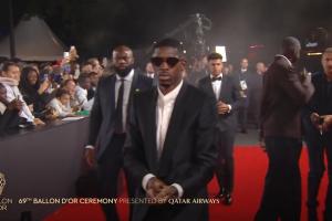 登哥太霸气了!金球奖最大热门登贝莱走红毯,西装+墨镜装扮😎 登哥太霸气了!金球奖最大热门登贝莱走红毯,西装+墨镜装扮😎