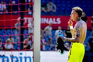 意媒:诺阿-朗因无缘出场一脚踢飞水瓶,并将训练背心扔到了空中 意媒:诺阿-朗因无缘出场一脚踢飞水瓶,并将训练背心扔到了空中