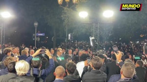 金球奖竞争者!巴萨一行人抵达,现场有人嘘并辱骂“**巴萨” 金球奖竞争者!巴萨一行人抵达,现场有人嘘并辱骂“**巴萨”