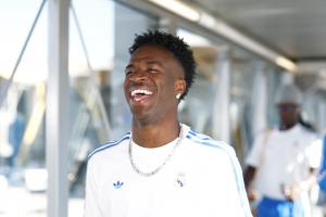 心情大好!皇马启程前往客场,维尼修斯灿烂笑容瞩目 心情大好!皇马启程前往客场,维尼修斯灿烂笑容瞩目