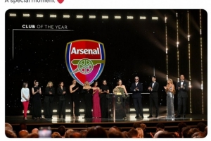荣膺年度最佳女足俱乐部!阿森纳女足晒领奖照片:特别的时刻 荣膺年度最佳女足俱乐部!阿森纳女足晒领奖照片:特别的时刻
