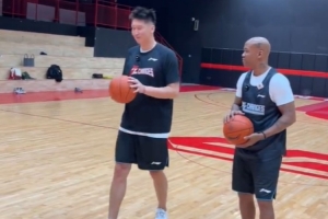 马布里PK孙悦三分 孙悦花式干扰拿下胜利 老马+妻子合做50俯卧撑 马布里PK孙悦三分 孙悦花式干扰拿下胜利 老马+妻子合做50俯卧撑