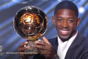 记者:巴黎在王子公园球场筹备庆典,庆祝登贝莱获得金球奖 记者:巴黎在王子公园球场筹备庆典,庆祝登贝莱获得金球奖