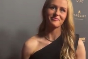 励志!女足雅辛奖得主汉普顿天生斜视,曾做过多次眼睛手术 励志!女足雅辛奖得主汉普顿天生斜视,曾做过多次眼睛手术