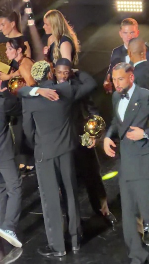 Respect🤝金球奖仪式结束后,亚马尔在旁等待并祝贺登贝莱获奖 Respect🤝金球奖仪式结束后,亚马尔在旁等待并祝贺登贝莱获奖