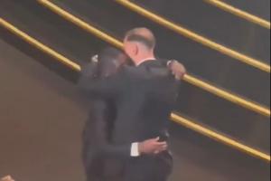 门神秃顶了...登贝莱获奖先与多纳鲁马拥抱，第二个拥抱亚马尔