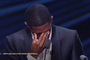 喜极而泣!登贝莱当选2025年金球奖,发表获奖感言时激动落泪 喜极而泣!登贝莱当选2025年金球奖,发表获奖感言时激动落泪