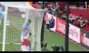 枪手绝平后苏维门迪从球网拿球准备开球,被鲁本·迪亚斯一把拽倒 枪手绝平后苏维门迪从球网拿球准备开球,被鲁本·迪亚斯一把拽倒