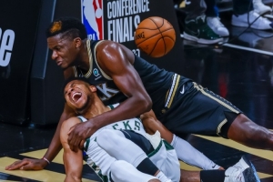 字母:21年东决受伤后我哭了 为什么是我?为什么总是我? 字母:21年东决受伤后我哭了 为什么是我?为什么总是我?