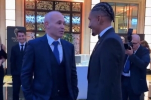 伊涅斯塔现身金球奖颁奖典礼,与拉菲尼亚交谈 伊涅斯塔现身金球奖颁奖典礼,与拉菲尼亚交谈