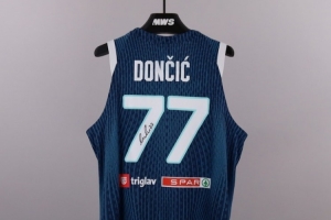 东契奇欧锦赛亲穿签名球衣正在拍卖!目前最高价不到3万人民币! 东契奇欧锦赛亲穿签名球衣正在拍卖!目前最高价不到3万人民币!